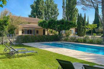 Location de vacances pour 15 personnes, avec jardin à Lagnes