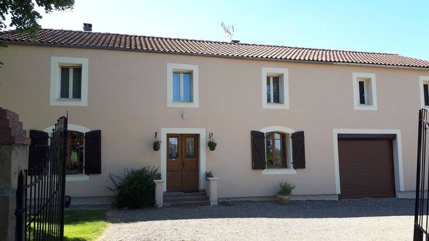 Chambre d’hôte pour 4 personnes, avec Terrasse ainsi que Jardin et Vue à Aux-Aussat