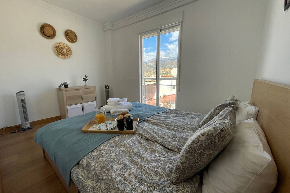 Entire apartment, Sunny 3 bed apartment only 7 minute walk from beach in La Herradura, Almuñecar