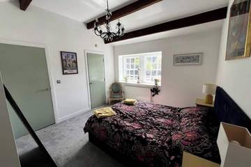 Log Cabin for 4 People in Leeds, West Yorkshire, Photo 3