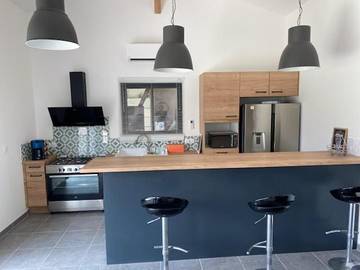 Location de vacances pour 6 personnes, avec terrasse et vue à Saint-Magne-de-Castillon