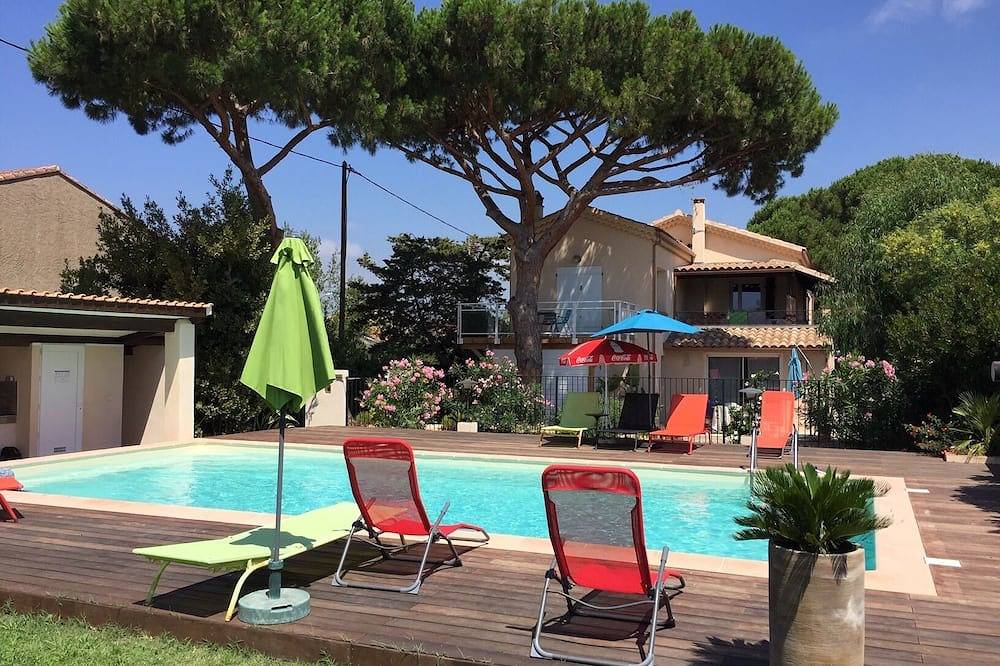 Appartement entier, Magnifique Studio  avec terrasse, vue piscine , mer à pied  14 min,  très calme in Six-Fours-les-Plages, Côte méditerranéenne (France)