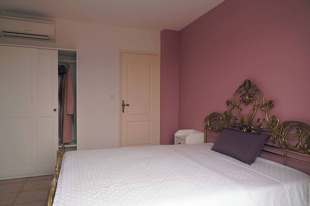 Vacations by the pool with a view over the Etang de La Palme and the sea in La Palme, Region de Narbonne