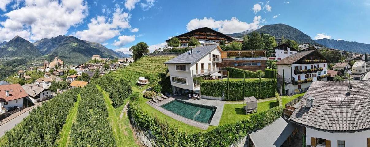 Ferienwohnung für 4 Personen, mit Balkon und Whirlpool sowie Terrasse und Garten in Schenna