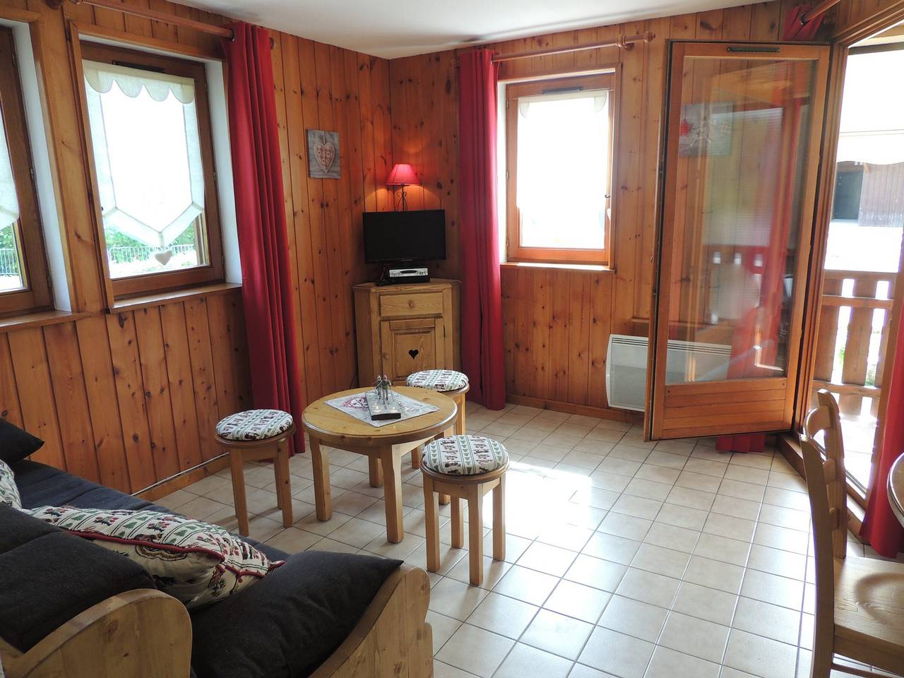 Ganze Wohnung, Gemütliche 3-Zimmer Ferienwohnung, 2*, nahe Zentrum, 50m von den Pisten, Süd-Ost Lage in Les Gets, Les Portes du Soleil