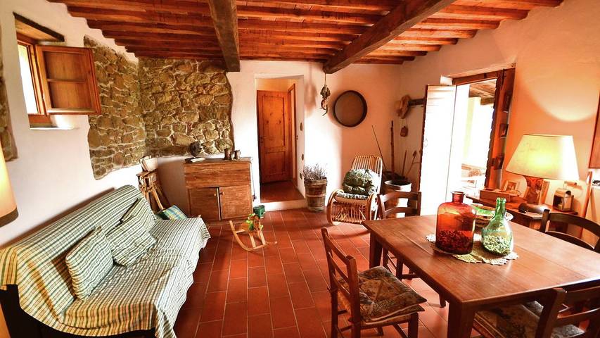 Casa vacanza per 4 persone, con idromassaggio e giardino nonché terrazza e piscina, con animali domestici in Pescia