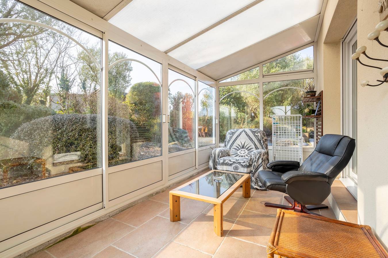 Maison de vacances 'Grande Maison À 5min Des Plages' avec piscine partagée, terrasse et jardin privé in Pouldreuzic, Côte de Cornouaille