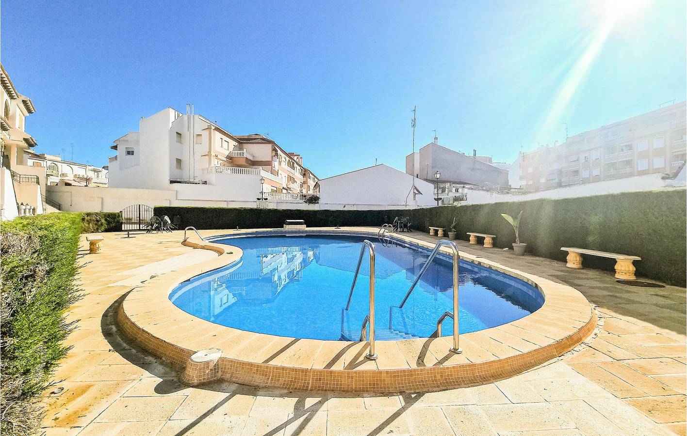 Elegante refugio junto a la playa con piscina y terraza in Torrevieja Centro, Torrevieja