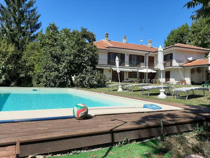 B&b per 2 persone, con panorama e giardino nonché piscina, adatto a famiglie con bambini in Langhe