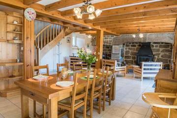 Gîte pour 6 personnes, avec terrasse dans Le Buisson