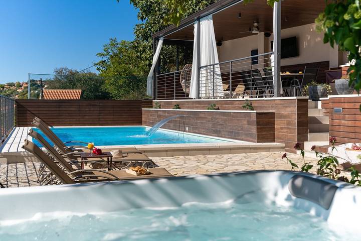 Villa Little Arya mit beheiztem Pool, Whirlpool und 4 Schlafzimmern in Dalmatinisches Zagora