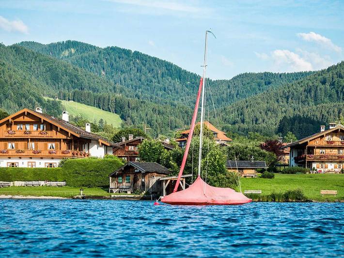 Ferienwohnung für 2 Personen, mit Balkon und Garten sowie Seeblick und Ausblick in Bad Wiessee