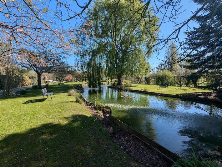 Location de vacances pour 4 personnes, avec Terrasse et Jardin ainsi que Piscine et Vue à Rue (homonymie)