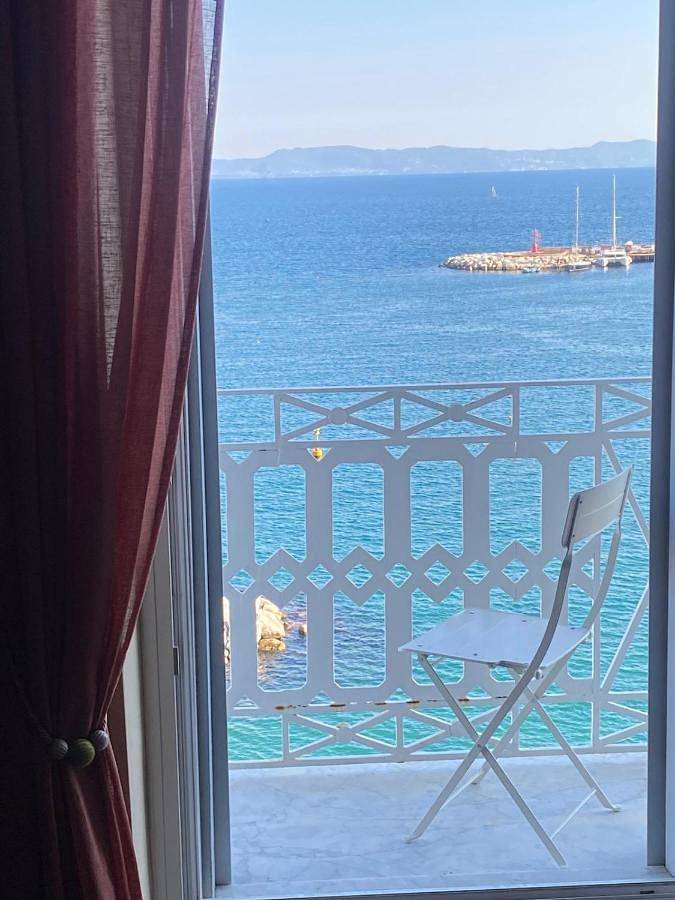 Three-Bedroom Home in Posillipo, Neapel