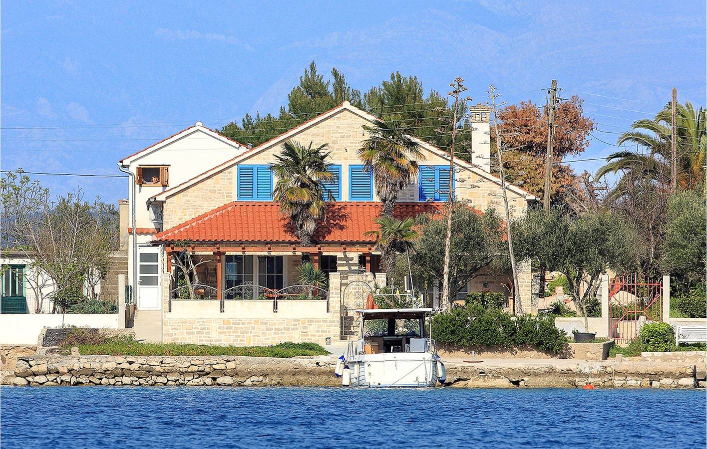 Incantevole appartamento di 135 m² con piscina, vicino alla spiaggia: la vacanza perfetta! in Sutomiscica, Isola di Ugljan