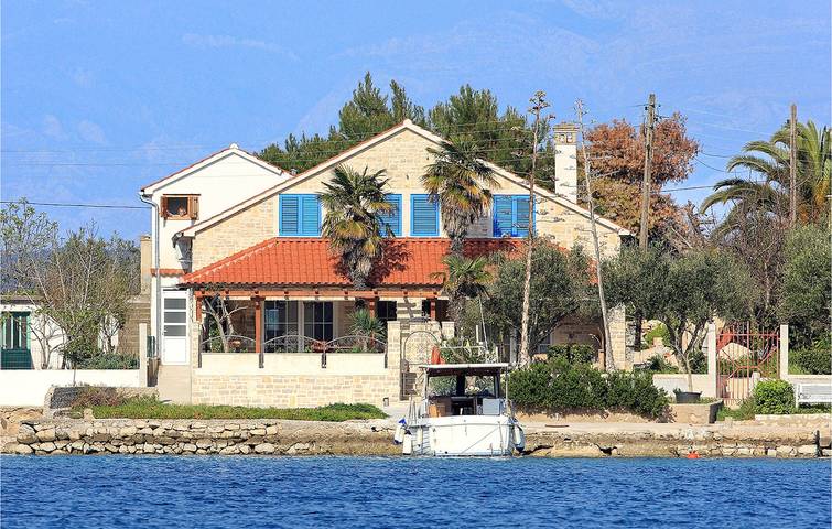 Incantevole appartamento di 135 m² con piscina, vicino alla spiaggia: la vacanza perfetta! in Sutomiscica, Isola di Ugljan