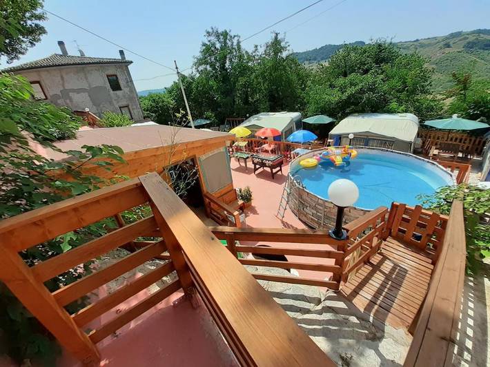 Camping per 4 persone, con Terrazza e Giardino nonché Piscina e Panorama in Pesaro-Urbino