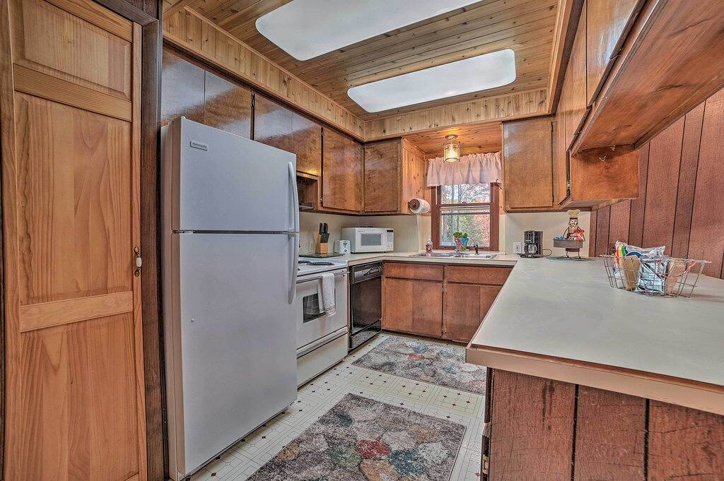 < 3 Mi to Higgins Lake: Roscommon Cabin w/ Deck in Higgins Lake