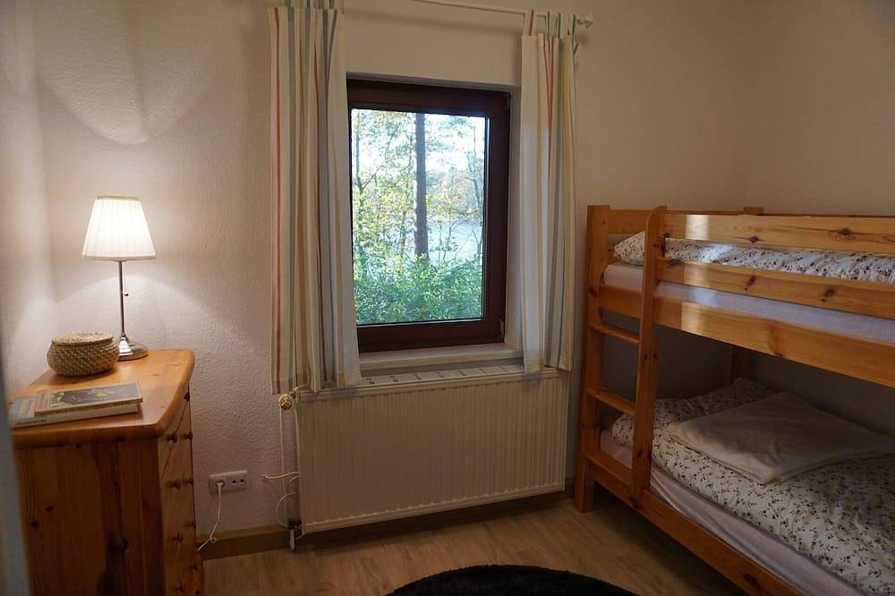 Freistehendes Ferienhaus (4+1 Pers.): Kamin*Steg*Terrasse*Wald*Seezugang*umzäunt in Waldsieversdorf, Märkische Schweiz-Oderland