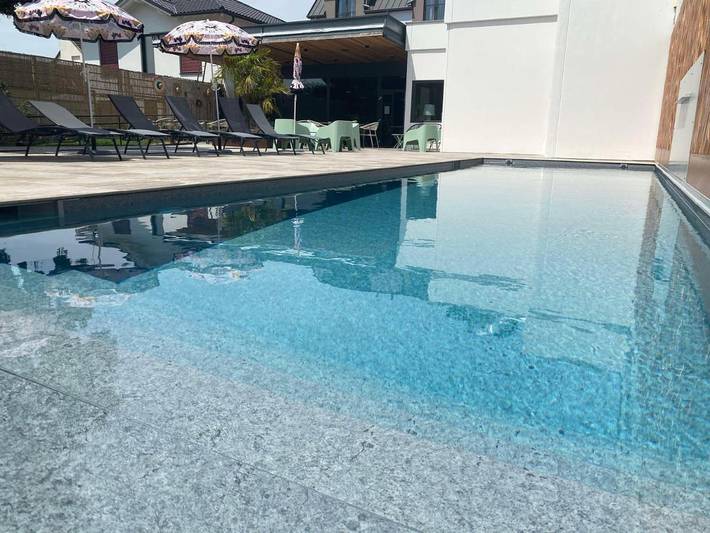 Hôtel pour 3 personnes, avec jacuzzi et sauna ainsi que piscine et jardin - 1