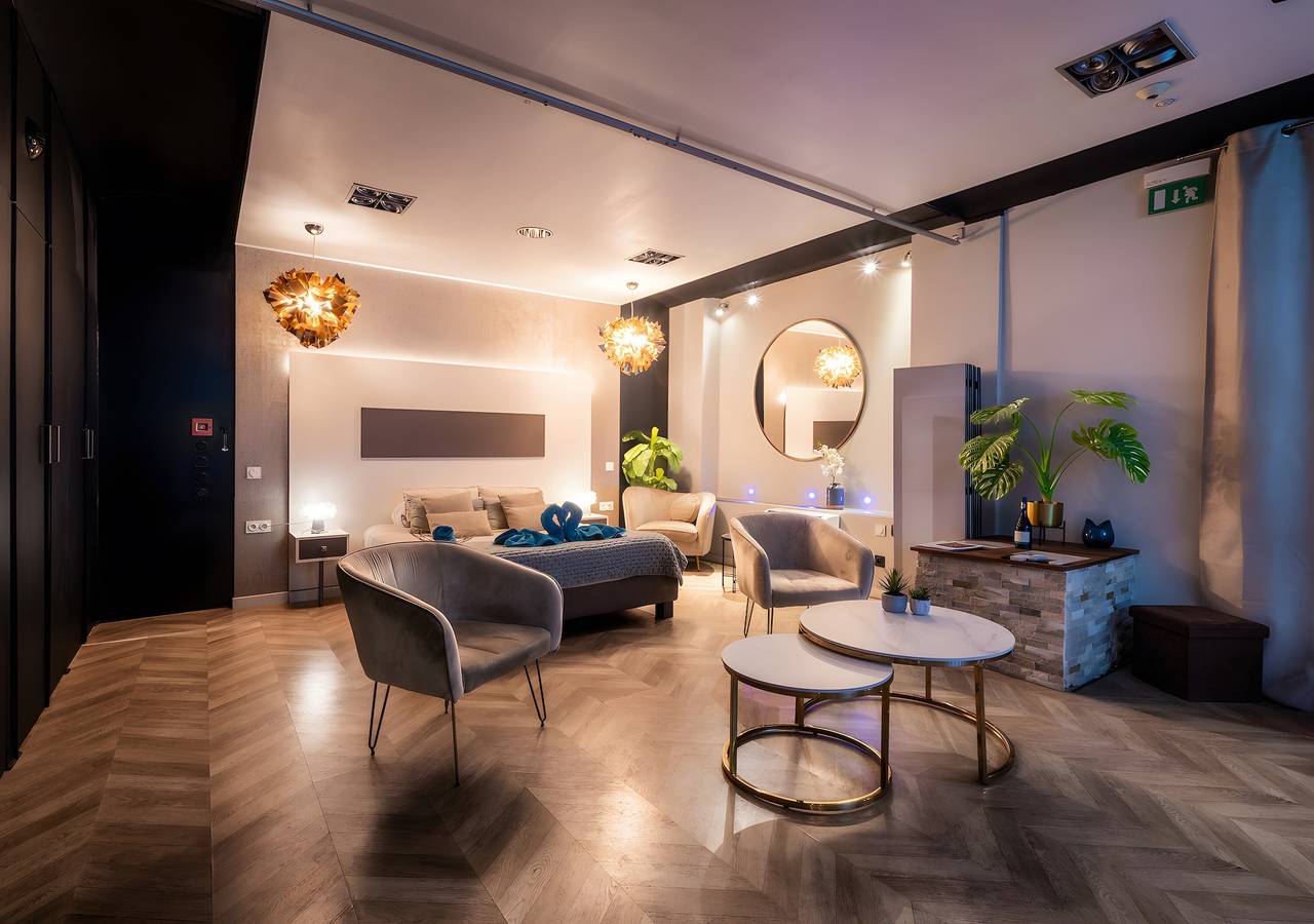 Ganze Wohnung, Voll ausgestattete Suite mit privatem Whirlpool im Zentrum von Nîmes in Nîmes, Nimes und Umgebung