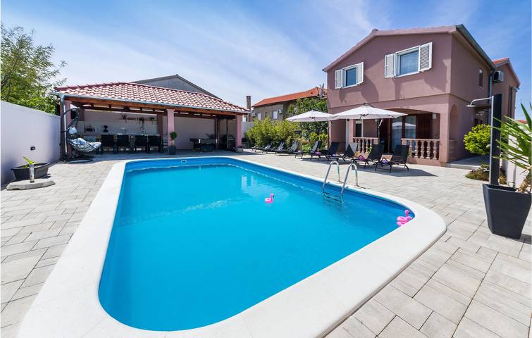 Ferienhaus für 12 Personen, mit Garten und Terrasse sowie Pool in Nin - 4