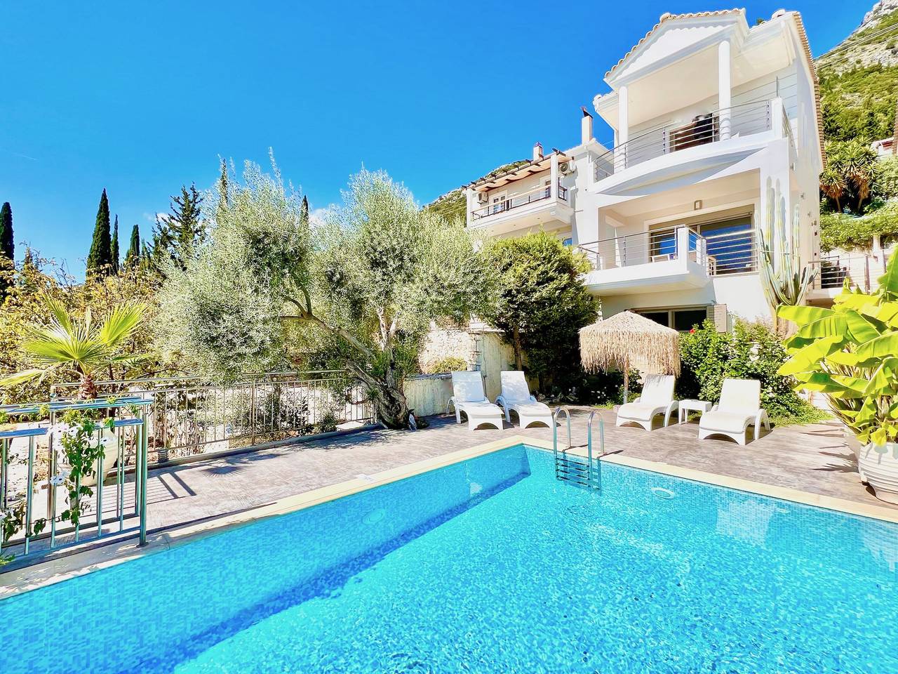 Luxury Villa San George with private pool in Perigiali, Griechenland