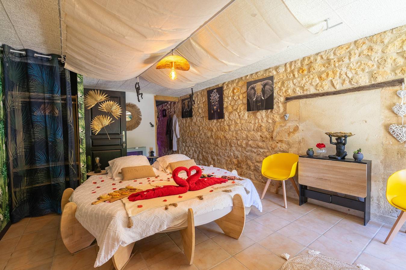 Estudio entero, Le Vésuve – Love Room romántica con jacuzzi, cama redonda king-size cerca de las Antillas de Jonzac in Saint-Genis-de-Saintonge, Región de Jonzac