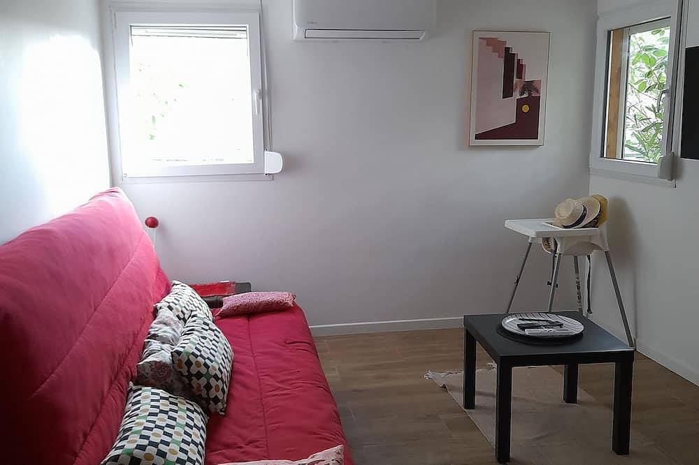 Entire apartment, T1 at the foot of Garlaban with small garden in Aubagne, Marseille region