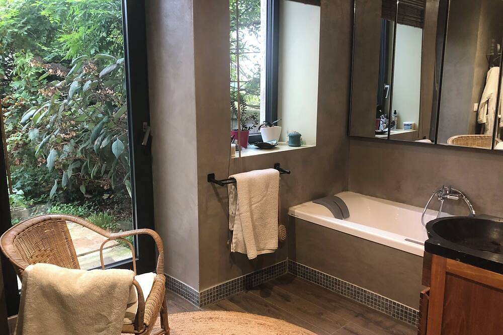 Renovated farmhouse with garden and swimming pool in Saint-Denis-lès-Bourg, Región de Bourg-en-Bresse
