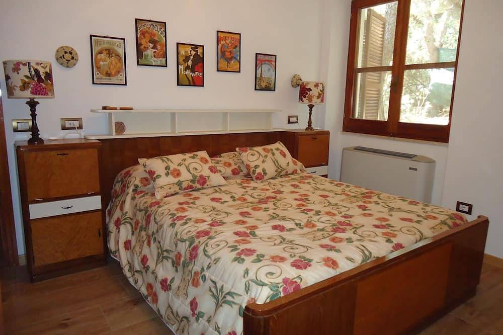 Villa confortable en el puerto deportivo de 20 metros del mar con un gran bosque de pinos privado in Playa de Porto Pino, Porto Pino