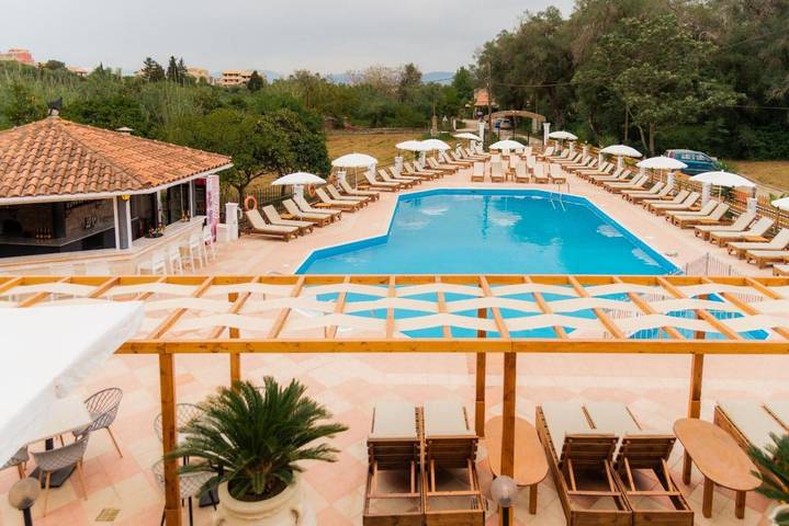 Location de vacances pour 10 personnes, avec vue sur le lac ainsi que jardin et bassin pour enfant, animaux acceptés dans Kavos