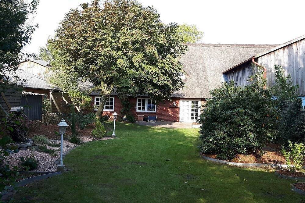 Charmantes Reetdachhaus mit eingezäuntem Garten in Bordelum, Nordfriesland