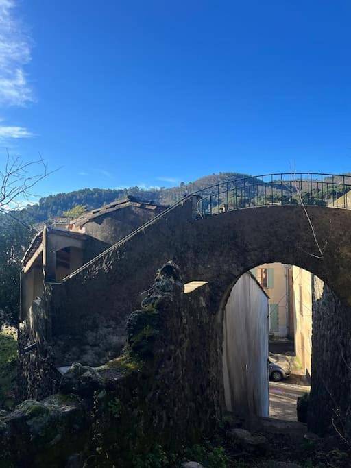 Location de vacances pour 4 personnes, avec Terrasse ainsi que Jardin et Vue à Lasalle