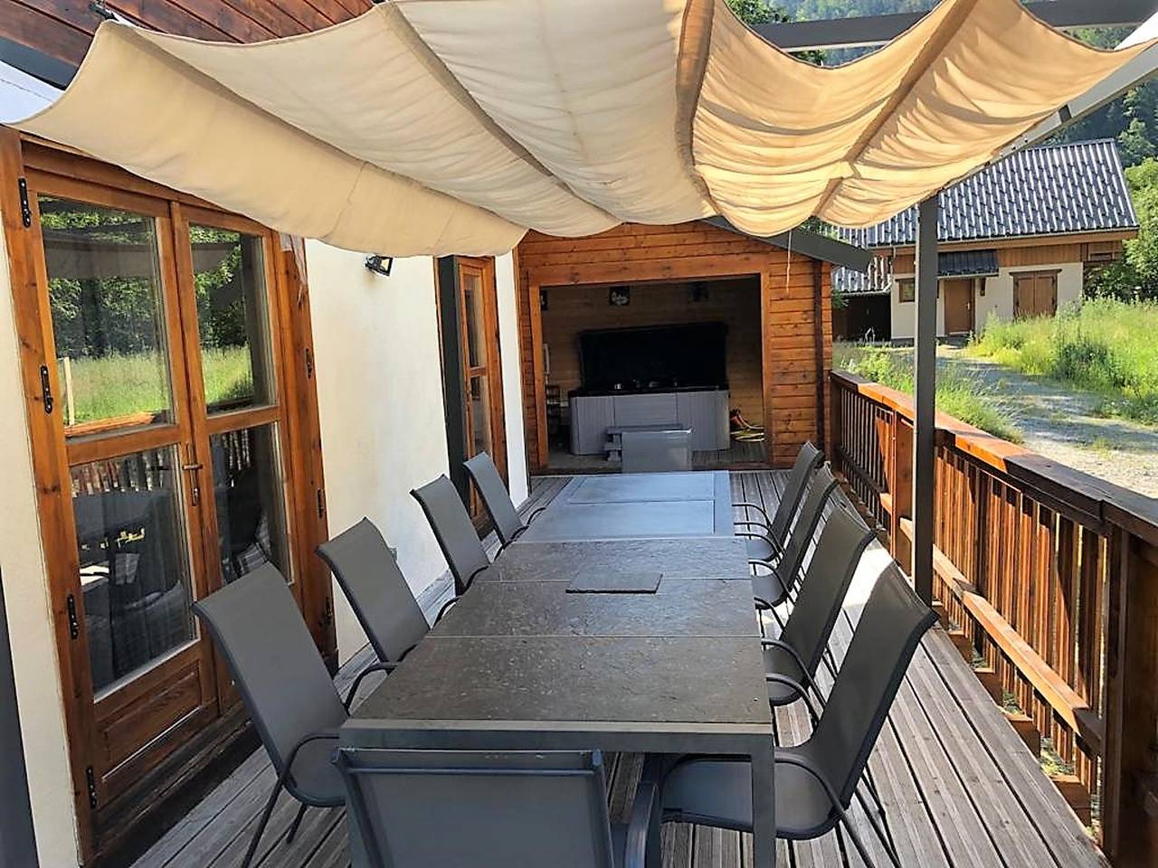 Chalet Encantador en Venosc con Vista Panorámica y Jacuzzi in Vénosc, Les Deux Alpes