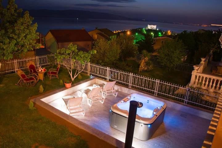 Dom gościnny dla 2 osób, z ogród i jacuzzi, Dla rodziny w Senj