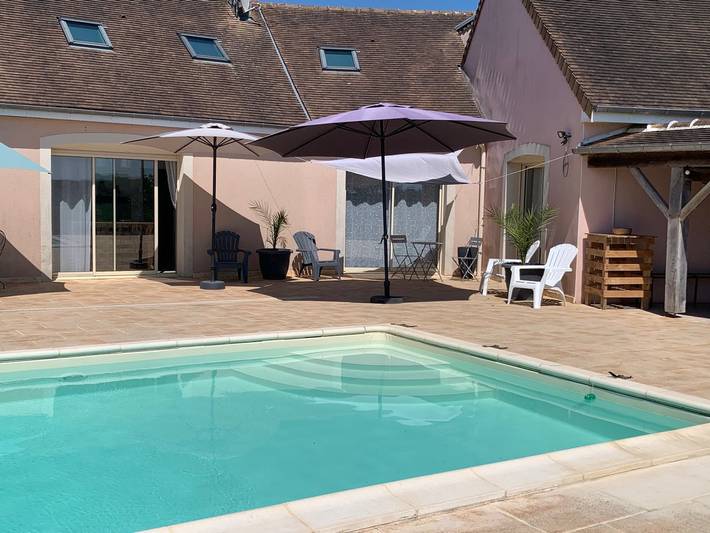 Gîte pour 15 personnes, avec terrasse ainsi que jardin et piscine