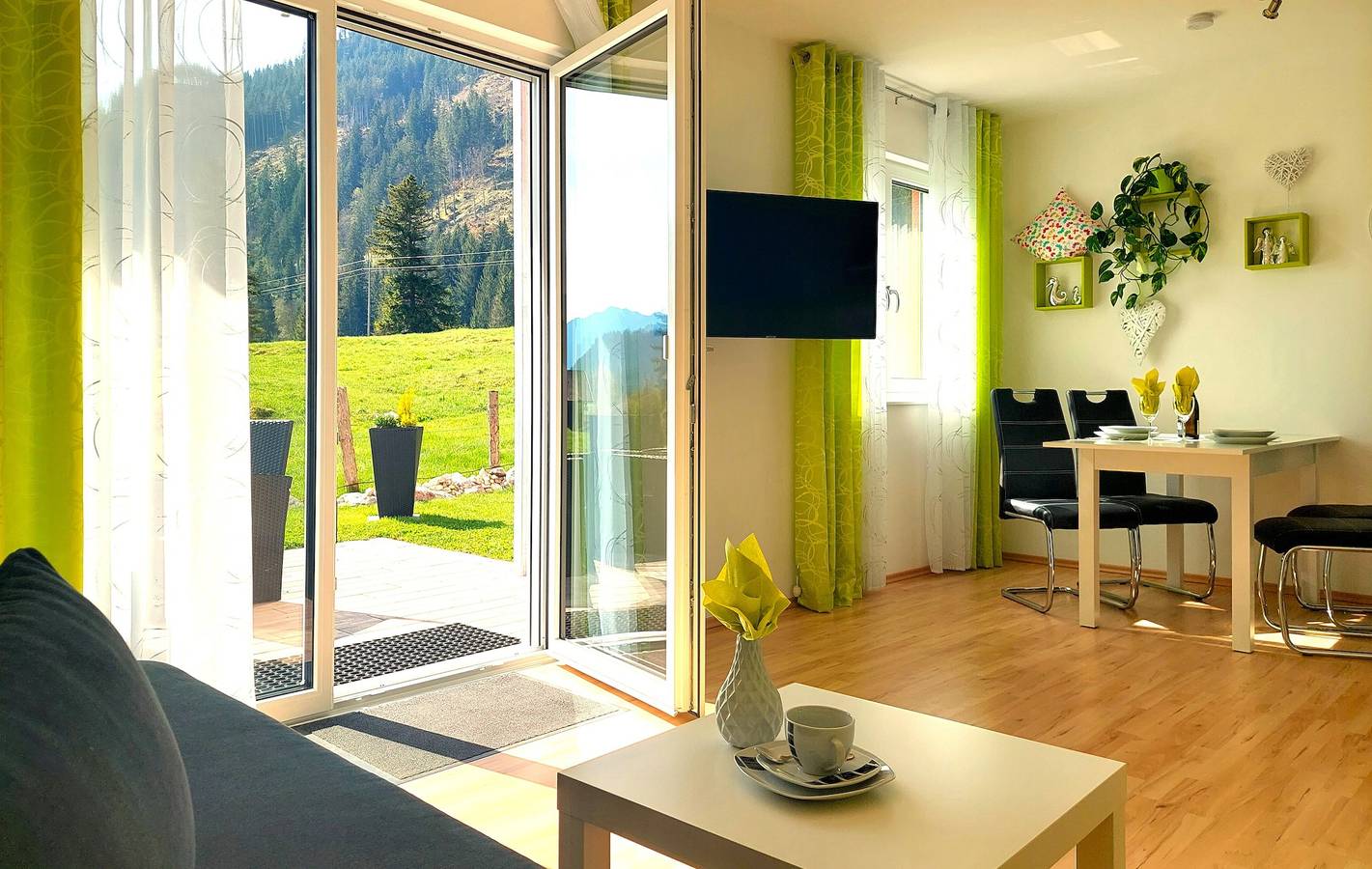 Ganze Wohnung, Apart Diana - Neues Ferienhaus - Fewo "Kegel" mit Infrarotkabine, Bergblick, Terrasse in Vils, Außerfern