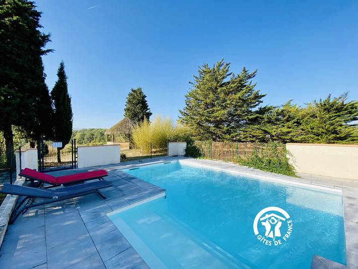 Gîte pour 8 personnes, avec terrasse et piscine