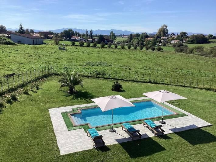 Gîte pour 6 personnes, avec piscine ainsi que vue et jardin dans Domezain-Berraute