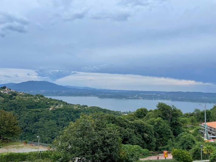 Gîte pour 6 personnes, avec vue ainsi que vue sur le lac et terrasse, animaux acceptés dans Massino Visconti