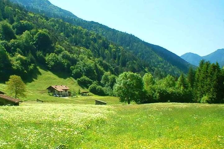 Hütte für 3 Personen, mit Garten und Pool in Ledro
