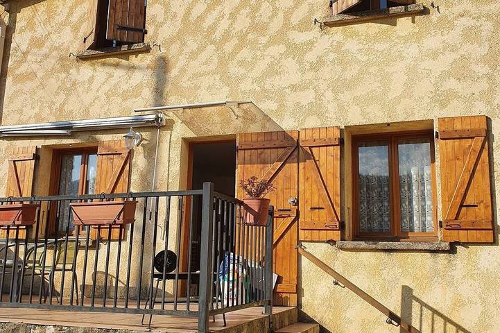 Gîte pour 5 personnes, avec jardin et terrasse dans Carla-de-Roquefort