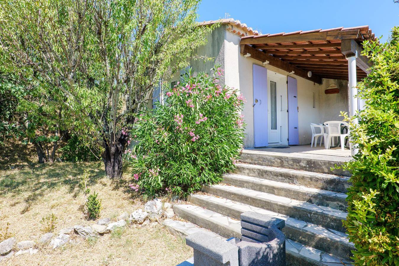 Gite Le Micocoulier La Fontinelle: Tranquilidad y Vistas en Ardèche cerca de Bessas in Bessas, Ardèche
