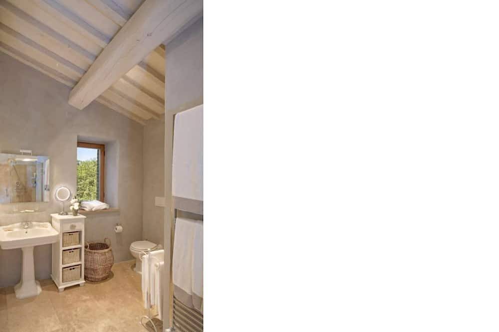 Luxury Villa for 6 inside a wonderful Estate in Perugia, Perugia Province