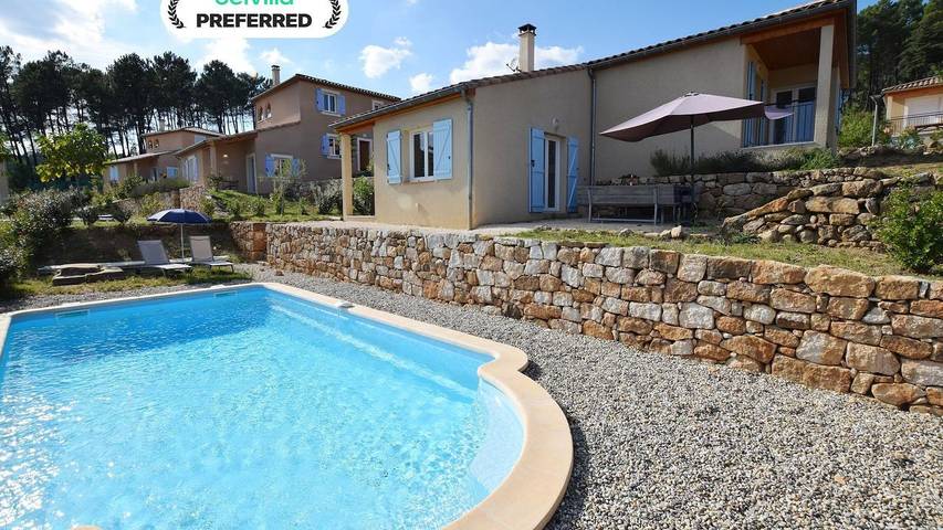 Villa pour 6 personnes, avec piscine ainsi que jardin et terrasse en Ardèche