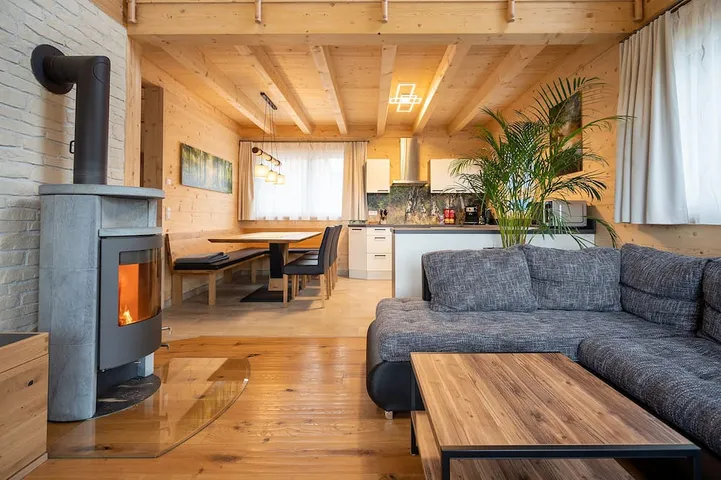 Alb Chalet: Freistehendes Ferienhaus mit Whirlpool, Infrarotkabine und Holzofen in Geyerbad, Meßstetten