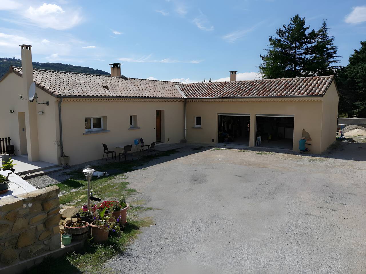 Entire apartment, Apartment 'À La Campagne' with Mountain View, Private Terrace and Wi-Fi in Bourdeaux, Die region