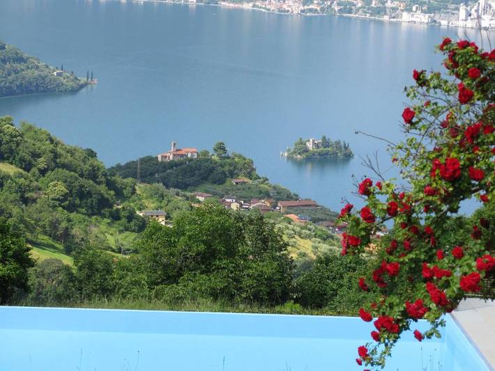 Appartamento per 4 persone, con piscina e vista lago nonché panorama e giardino, con animali domestici a Comune di Marone