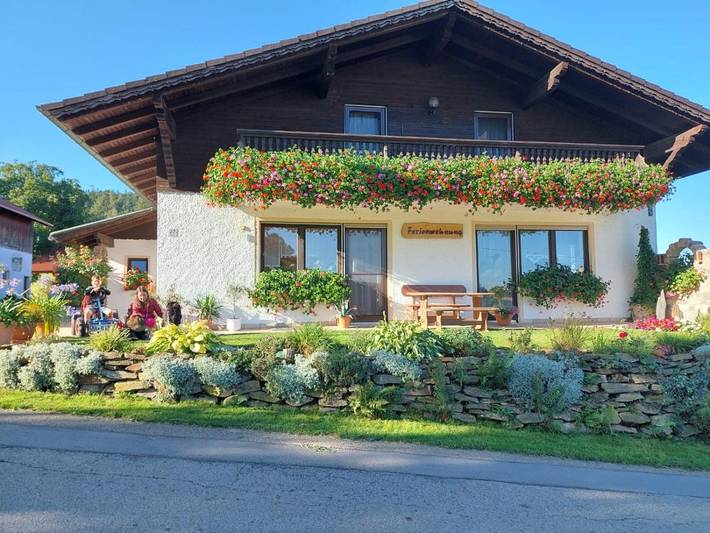 Ferienwohnung für 7 Personen, mit Balkon und Terrasse sowie Garten und Ausblick in Neukirchen beim Heiligen Blut